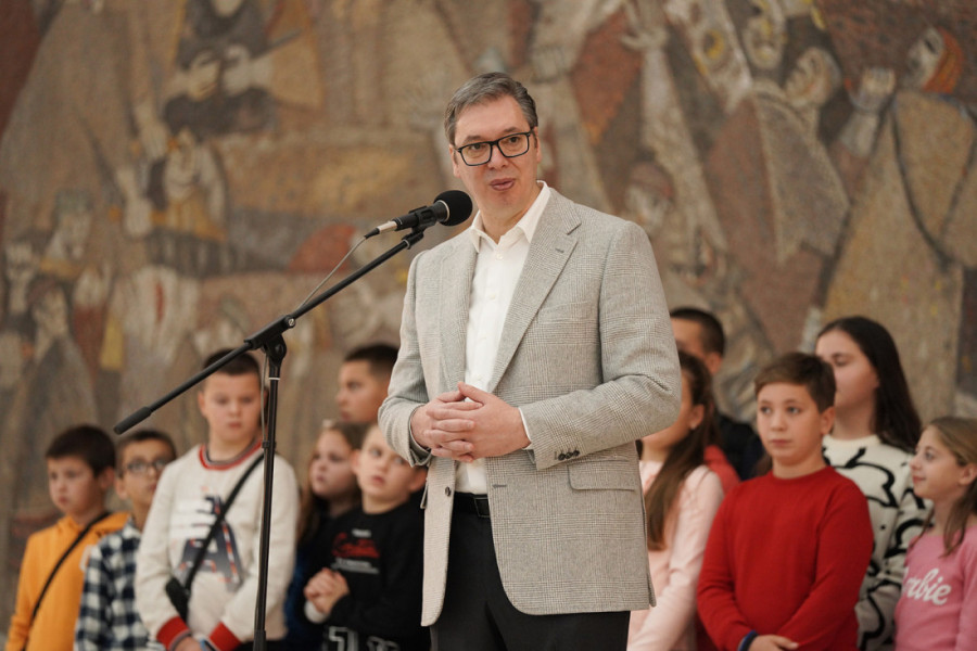 Draga deco hvala što volite svoju zemlju: Predsednik Vučić sa učenicima i nastavnicima OŠ "Sveti Sava" iz Zvečana