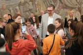 Draga deco hvala što volite svoju zemlju: Predsednik Vučić sa učenicima i nastavnicima OŠ "Sveti Sava" iz Zvečana