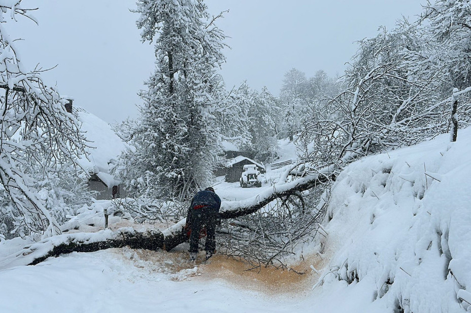 Brzinski se rešavaju problemi nastali usled snega: Veći deo Ivanjice od jutros ima struju
