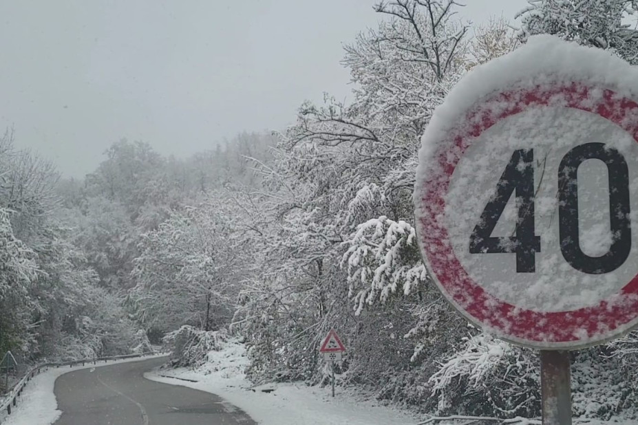 Stanje na putevima: Vozači, oprez - evo koji su putni pravci neprohodni zbog snega i poledice!
