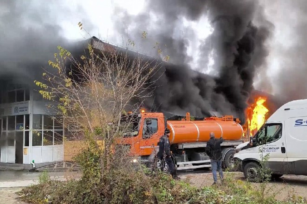 Vatra zahvatila 3.000 kvadrata: Vatrogasci se bore sa požarom u magacinu u Nišu (VIDEO)