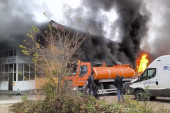 Vatra zahvatila 3.000 kvadrata: Vatrogasci se bore sa požarom u magacinu u Nišu (VIDEO)