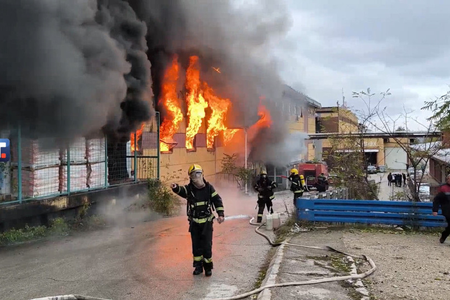 Požar na Vidikovcu! Crni dim se širi kod toplane, na terenu policija i vatrogasci (VIDEO)