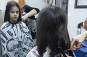 Kapa dole za malu heroinu iz Čačka: Devetogodišnja Una se ošišala i svoju kosu donirala za izradu perika za decu obolelu od raka (FOTO)