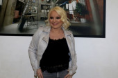 Maja Nikolić ponovo na udaru komentara zbog fotošopa: "Ona kao Merilin Monro, a Šako Polumenta ispao iz Sims-a" (VIDEO)