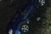 Nezgoda u Vršcu: Automobilom probio bankinu i završio u jarku (FOTO)