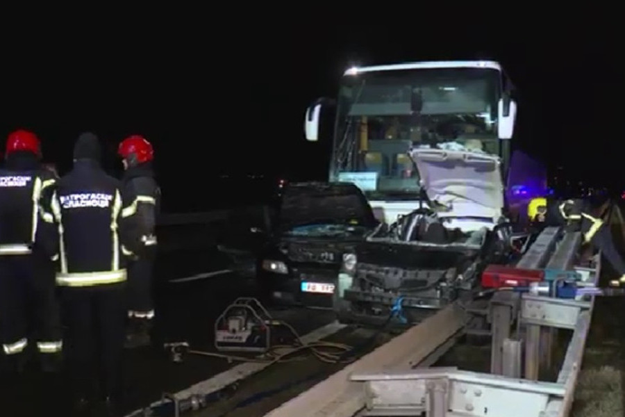Jezive scene kod Kragujevca: Sudarilo se pet vozila, jedna osoba poginula, šetoro povređenih od kojih troje dece! (FOTO/VIDEO)