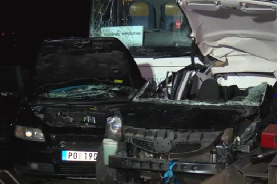 Crni bilans stravičnog sudara kod Kragujevca: Jedan vozač poginuo, osmoro u bolnici - članovi tri porodice! (VIDEO)