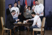 Vučić "odmerio snage" sa srpskim prvakom Evrope: Predsednik seo i zaigrao šah, pogledajte kako je to izgledalo (VIDEO)