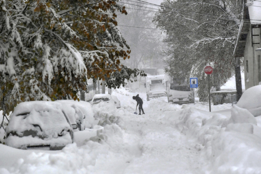 Srbija ponovo zavejana: Evo gde sneg ne prestaje da pada, uskoro stiže kratko otopljenje, a onda još jači udar zime