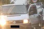 Incident na Senjaku: Taksista i vozač kombija se potukli nasred ulice! (VIDEO)