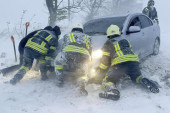 Snežna oluja okovala Ukrajinu, stradalo 10 ljudi (VIDEO)