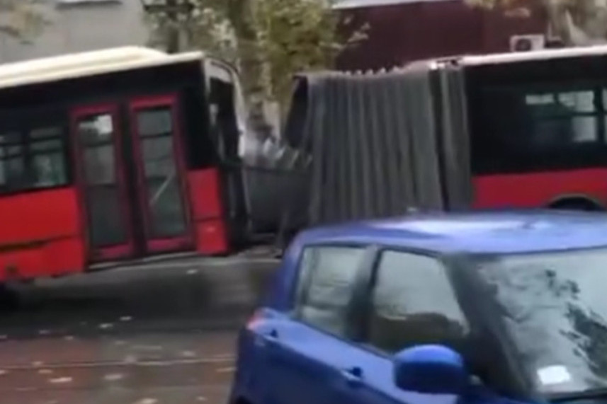 Havarija u centru Beograda: Autobus se prepolovio! (VIDEO)