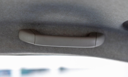 Ne, ne služi da vi okačite stvari: Evo koja je prava namena ručke u automobilu