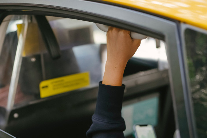 Ne, ne služi da vi okačite stvari: Evo koja je prava namena ručke u automobilu