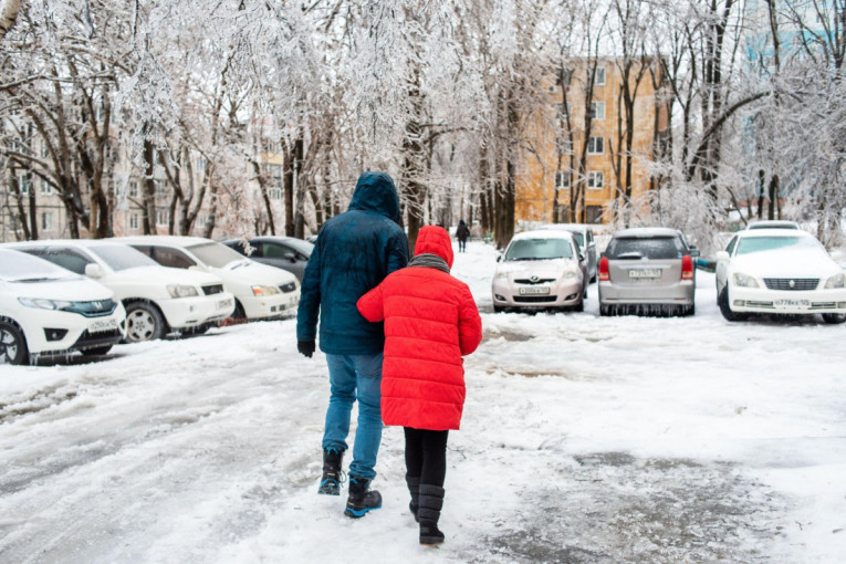 Gegajte se kao pingvin, sa rukama odmaknutim od tela: Srbiju čeka ledena kiša, evo kako da se ne polomite na ulici