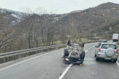 Saobraćajna nezgoda na putu Kraljevo-Raška: "Pežo" završio na krovu - vozač povređen! (FOTO)