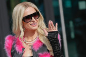 Paris Hilton se baš potrudila da je ne primete, ali uzalud: Stavila crnu periku, samo da bi ovo mogla da uradi na miru! (FOTO)