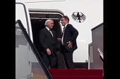 Nemačkog predsednika niko nije dočekao na aerodromu: Štajnmajer pola sata čekao u avionu u Kataru, nervozno provirivao kroz vrata (VIDEO)