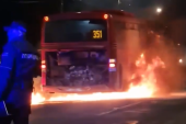 Užas u Beogradu! Zapalio se gradski autobus kod Plavog mosta, plamen kulja iz vozila (VIDEO)