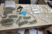 "Pali" dileri u Požarevcu: Policija u kući pronašla više od pet kila različitih narkotika i pištolj! (FOTO)