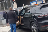 Taksista pretio sekirom vozaču "poršea": Beograđani uplašeni zbog užasne scene na Bulevaru kralja Aleksandra (VIDEO)
