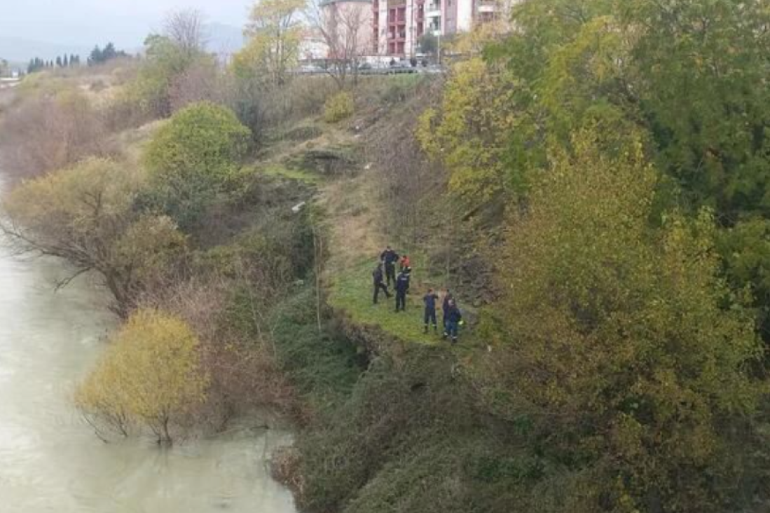 "Sunovratio se u  reku!" Prvi snimci tragedije u Morači! Svedok kaže da je otac(36) kolima namerno uleteo u reku