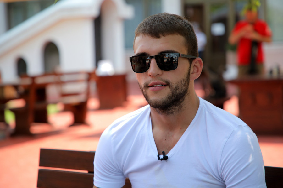 "Sklupčala sam se u fetus položaj!" Veljko podelio hit fotku, Anastasija Ražnatović se valja od smeha (FOTO)