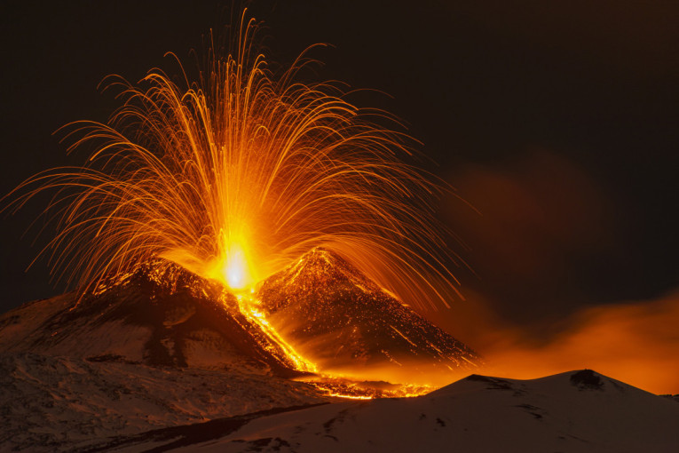 Vulkan Etna ponovo počeo da izbacuje lavu i pepeo! (FOTO)