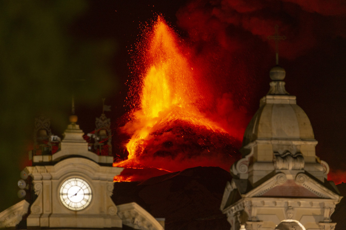 Vulkan Etna ponovo počeo da izbacuje lavu i pepeo! (FOTO)