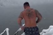 Bosanac zaplivao na minusu u ledenom jezeru kao da je leto: Kad je izašao iz vode pevao ovu pesmu (VIDEO)