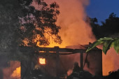 Požar u Užicu: Vatra "guta" kuću - vatrogasci se bore sa vatrenom stihijom!