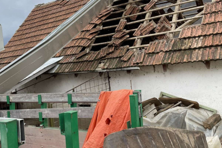 Drama u selu kod Arilja: Jak vetar odneo čitavu krovnu konstrukciju, podigao je 30 metara uvis (FOTO)