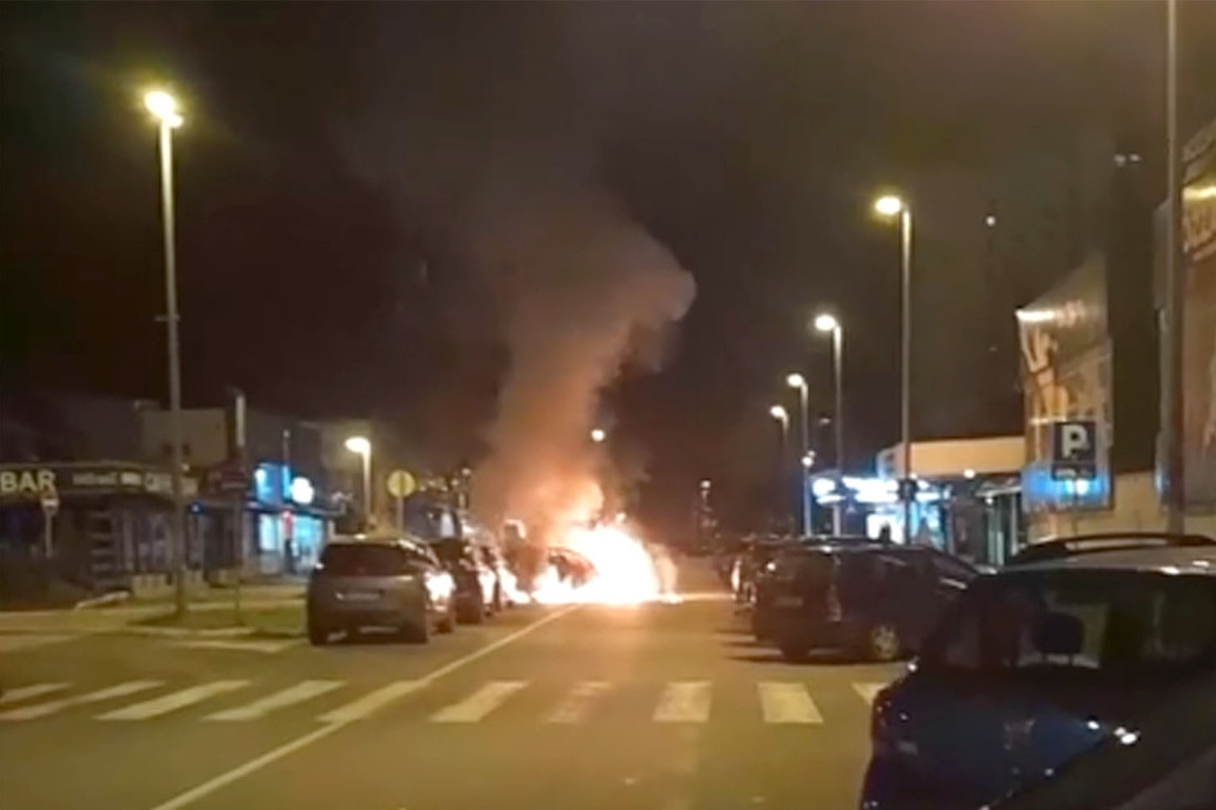 "Mercedes" se zapalio u toku vožnje, pa buknula još četiri vozila među kojima i auto glumca: Detalji požara u Novom Beogradu