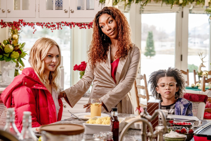 "Trebalo bi da vas bude sramota što ovo emitujete“: Netfliks na udaru žestokih kritika zbog novog božićnog filma (FOTO/VIDEO)