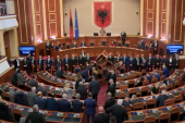 Poslanici hteli da zapale parlament, ponovo radile i dimne bombe: Novi haos u Skupštini Albanije (VIDEO)