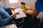 Putnici, oprez! Zašto bi trebalo razmisliti pre nego što naručite kafu u avionu?