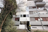Gori stan u centru Čačka, dim kulja kroz prozor! Dve osobe povređene (FOTO/VIDEO)
