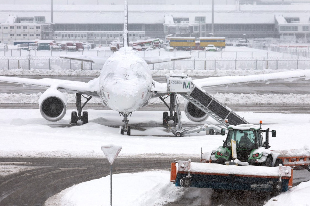 Ponovo zatvoren aerodrom u Minhenu: Prvo sneg okovao piste, a sada ledena kiša (VIDEO)