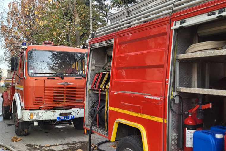 Požar kod Novog Sada: Gori objekat u dvorištu kuće, u gašenju pomažu i građani!