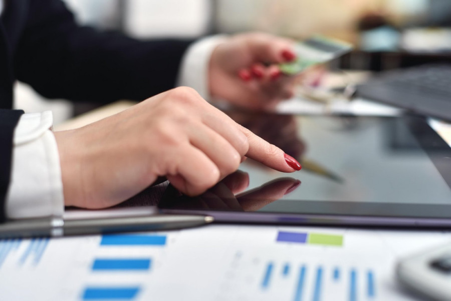 Srbi ne prestaju da klikću! Internet kupovina oborila sve rekorde - troši se više nego ikada!