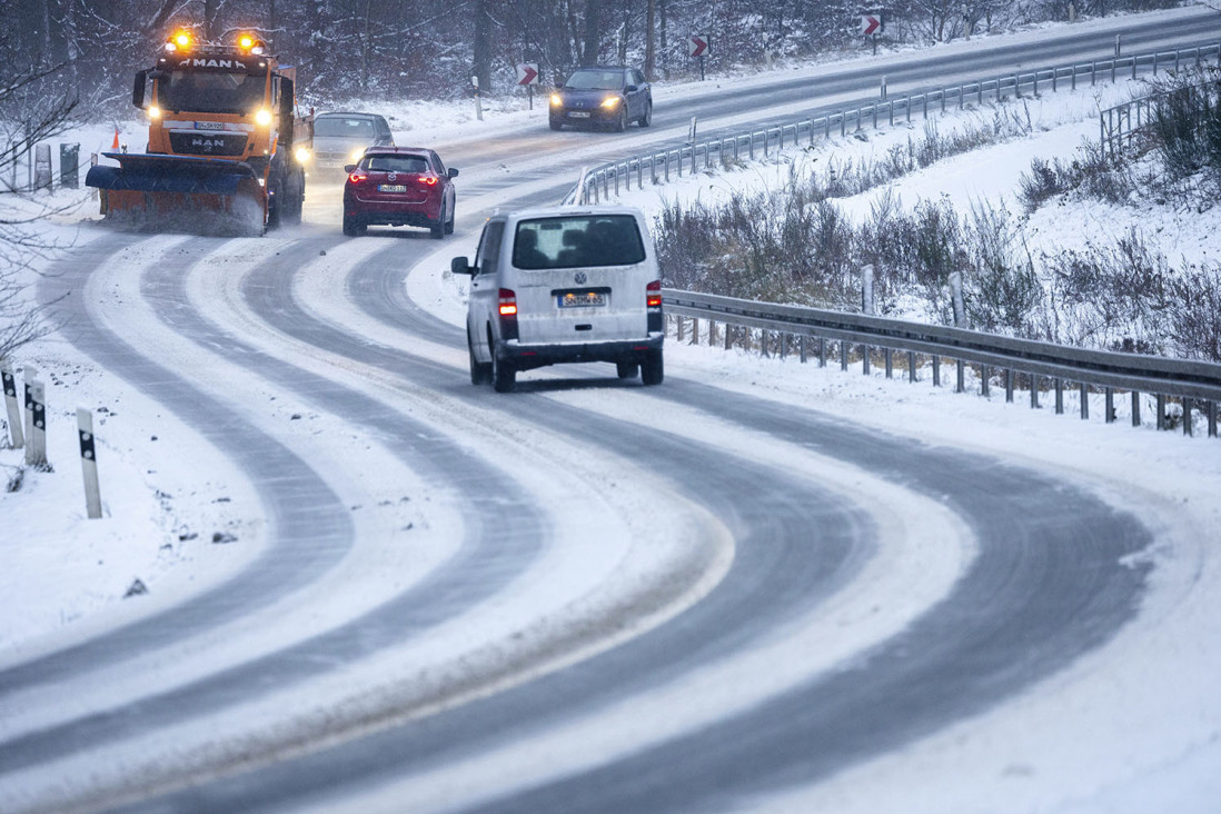 Na pojedinim putnim pravcima ima raskvašenog snega, potreban oprez u vožnji