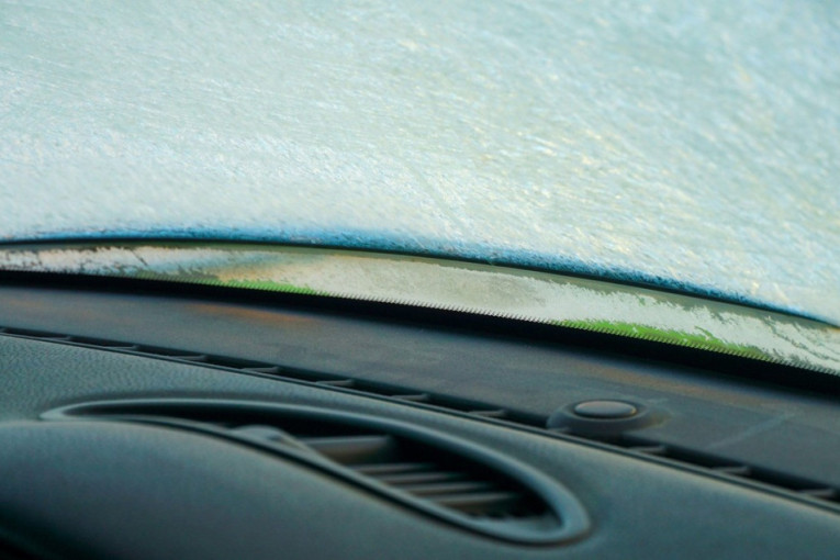 Da li zamrznuta stakla na automobilu treba polivati toplom vodom?