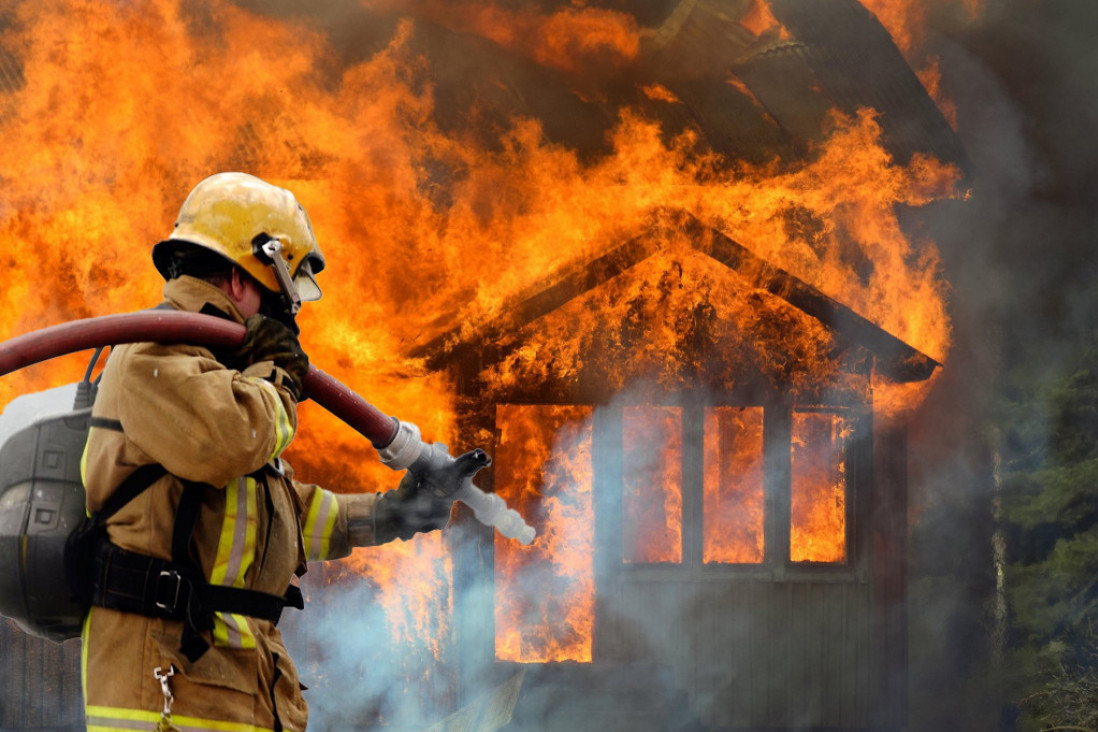 Požar u Novom Sadu: Gori porodična kuća, vatrogasci na terenu