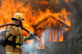 Izgorela porodična kuća u Nišu! Hitna pomoć zbrinula jednu osobu, vatra zahvatila tri prostorije