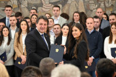 Gašić uručio 161 rešenje o stalnom zaposlenju diplomiranim samofinansirajućim studentima Kriminalističko-policijskog univerziteta