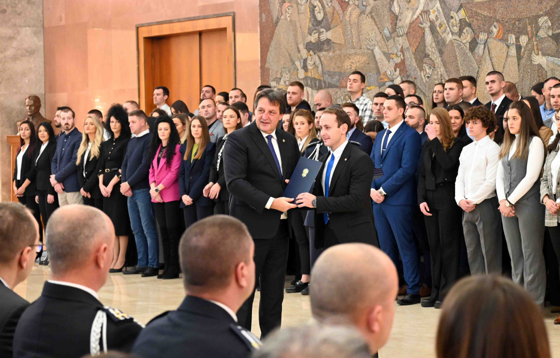 Gašić uručio 161 rešenje o stalnom zaposlenju diplomiranim samofinansirajućim studentima Kriminalističko-policijskog univerziteta