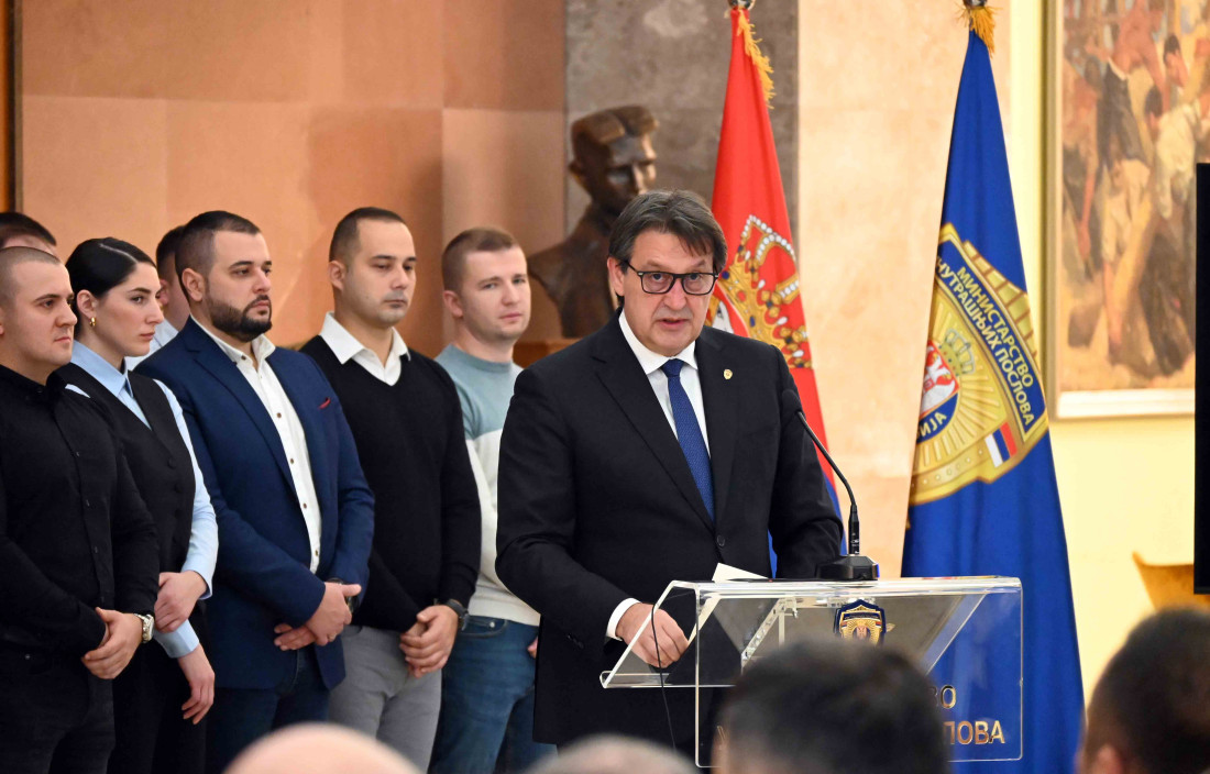 Gašić uručio 161 rešenje o stalnom zaposlenju diplomiranim samofinansirajućim studentima Kriminalističko-policijskog univerziteta