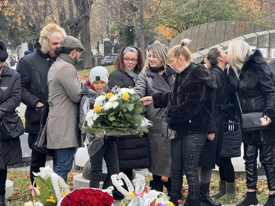 Bivša supruga došla na pomen Džeju: Sa Nadom su i ćerke i zetovi, tuga na Novom groblju