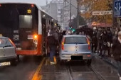 Incident na Banovom brdu: Pomahnitali vozač "fijata" polupao stakla na autobusu! (VIDEO)